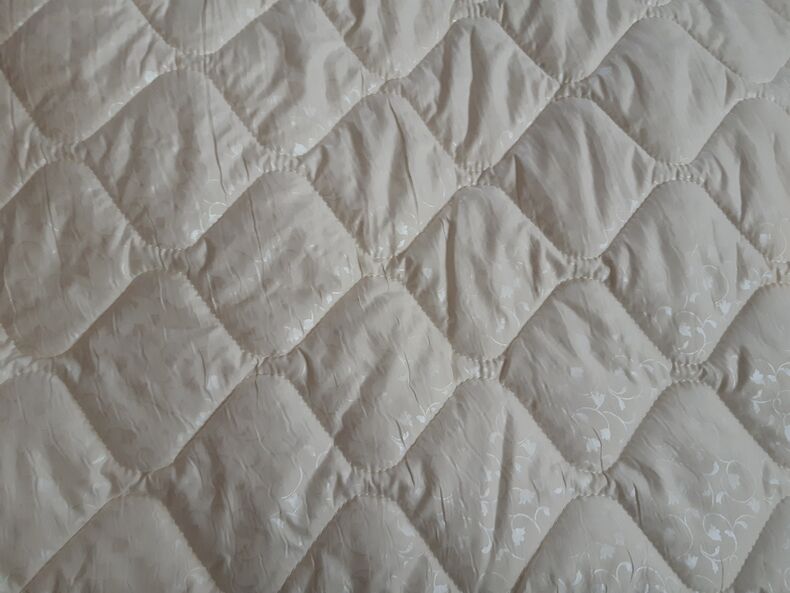 Облегченное одеяло, наполнитель - хлопковое волокно, ткань верха 100% х/б, плотность 200гр/м2.